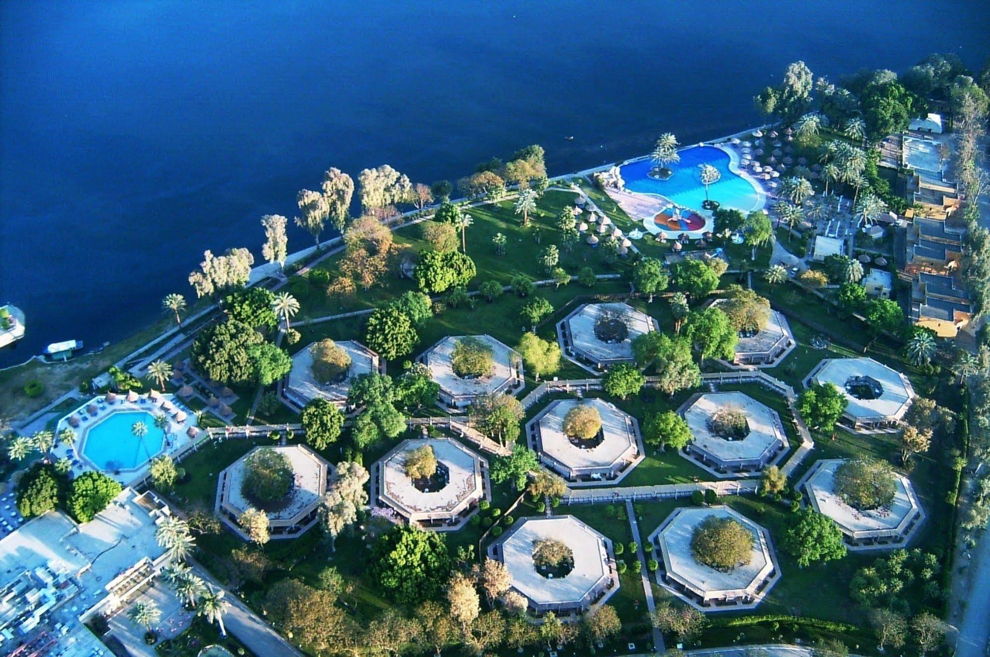 졸리 빌 리조트&스파 킹스 아일랜드 룩소르 외부 사진 Aerial view of the resort